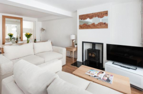 Sea Breeze Cottage with Parking by MyHolidayLet